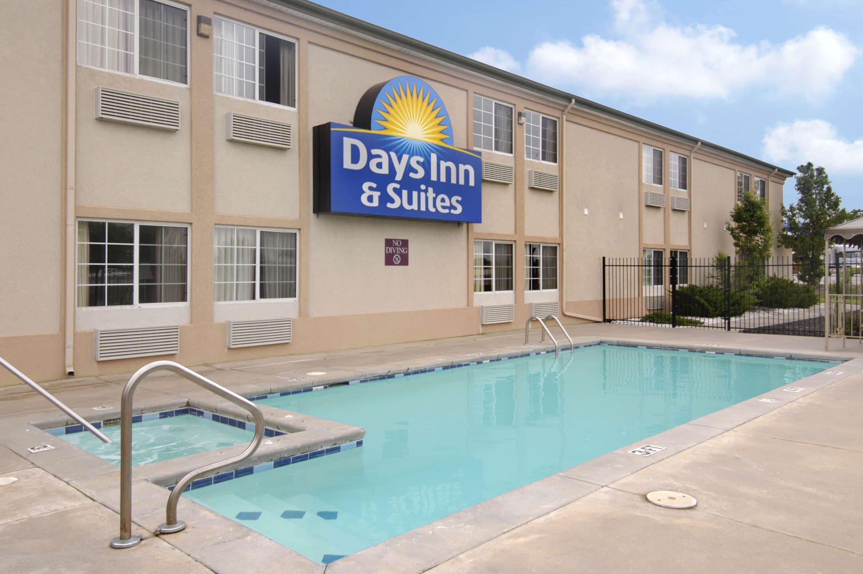 Days Inn & Suites By Wyndham Уичита Экстерьер фото